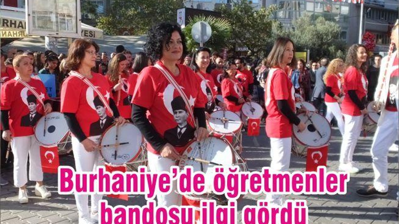 Burhaniye’de öğretmenler bandosu ilgi gördü
