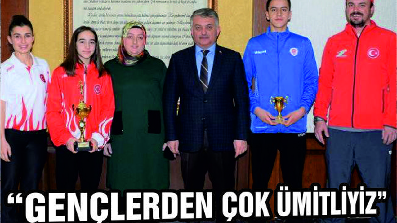 TENİSÇİLER VALİ'Yİ ZİYARET ETTİ
