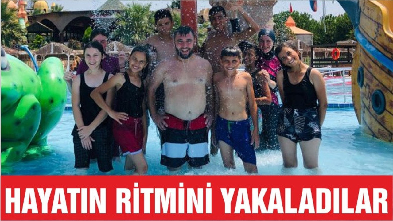 KÖY ÇOCUKLARIYLA DÜNYAYI DOLAŞIYORLAR