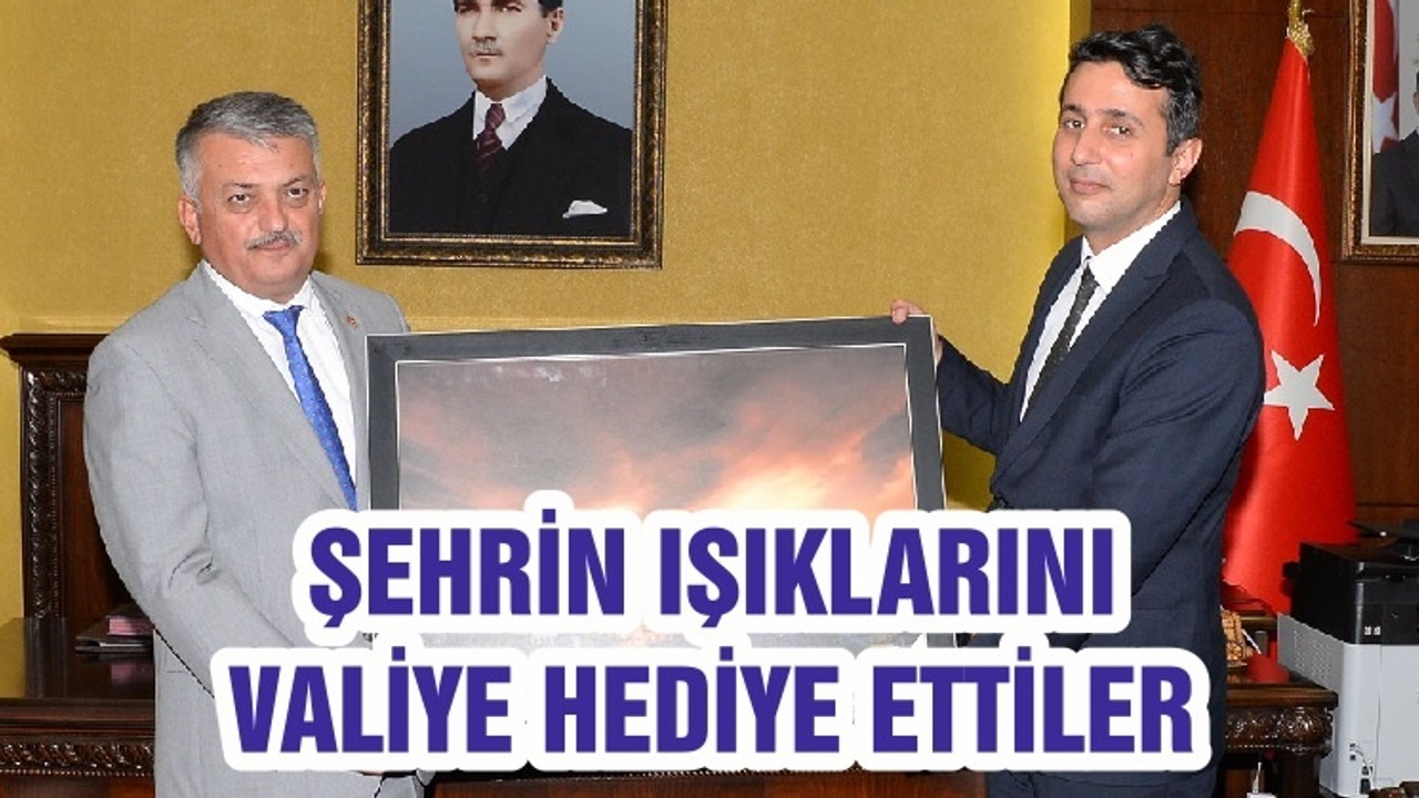ŞEHRİN IŞIKLARINI VALİYE HEDİYE ETTİLER