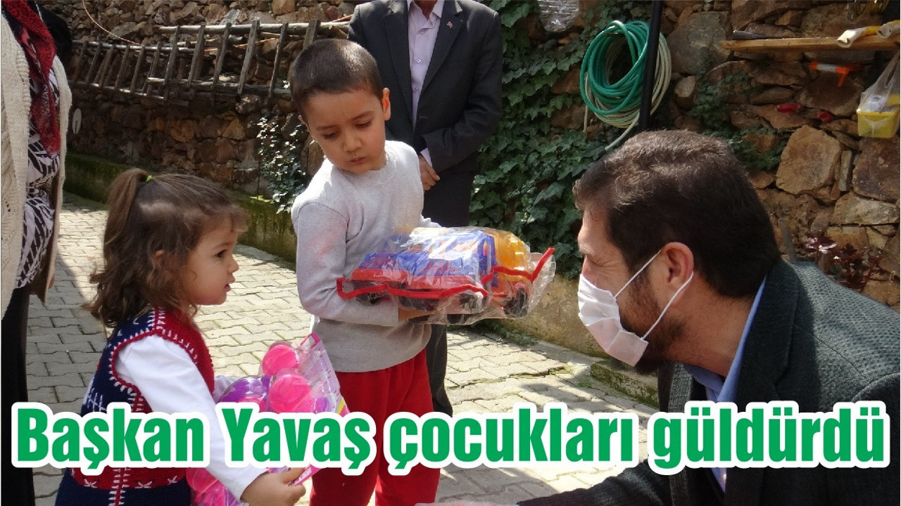 Babasından oyuncak isteyen çocukların imdadına belediye başkanı yetişti