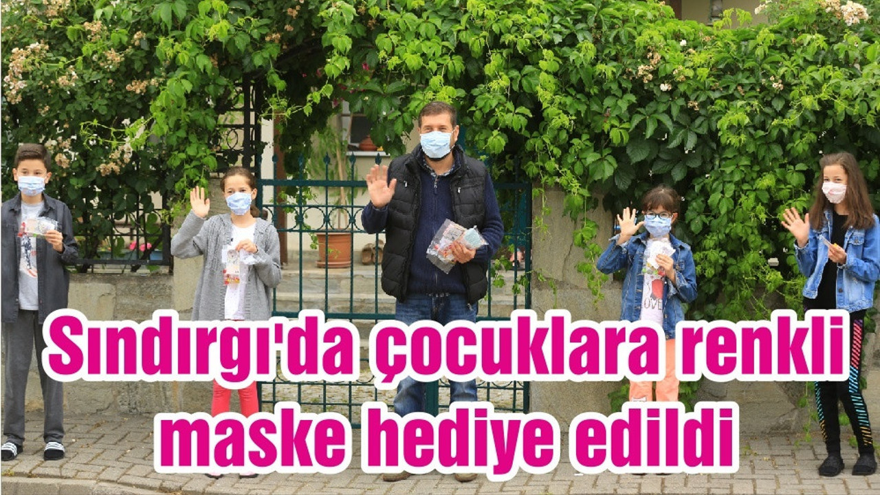 Sındırgı'da çocuklara renkli maske hediye edildi