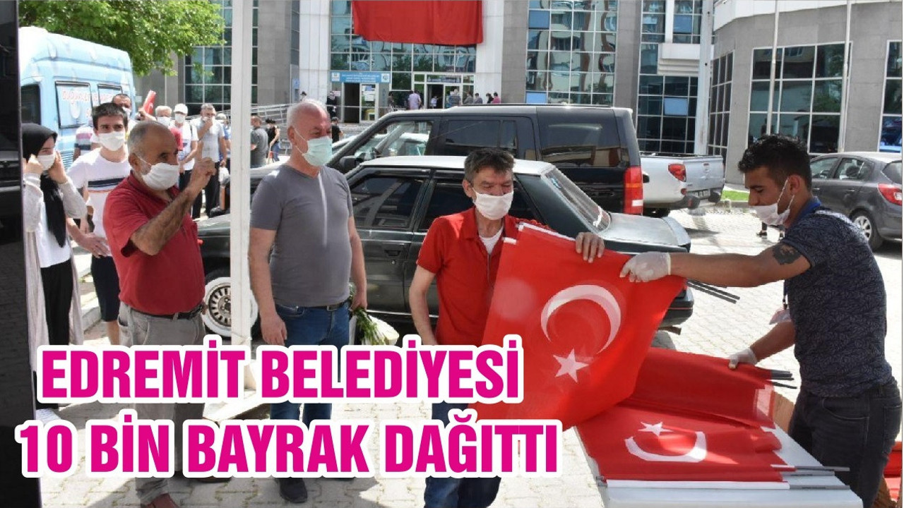 EDREMİT BELEDİYESİ 10 BİN BAYRAK DAĞITTI