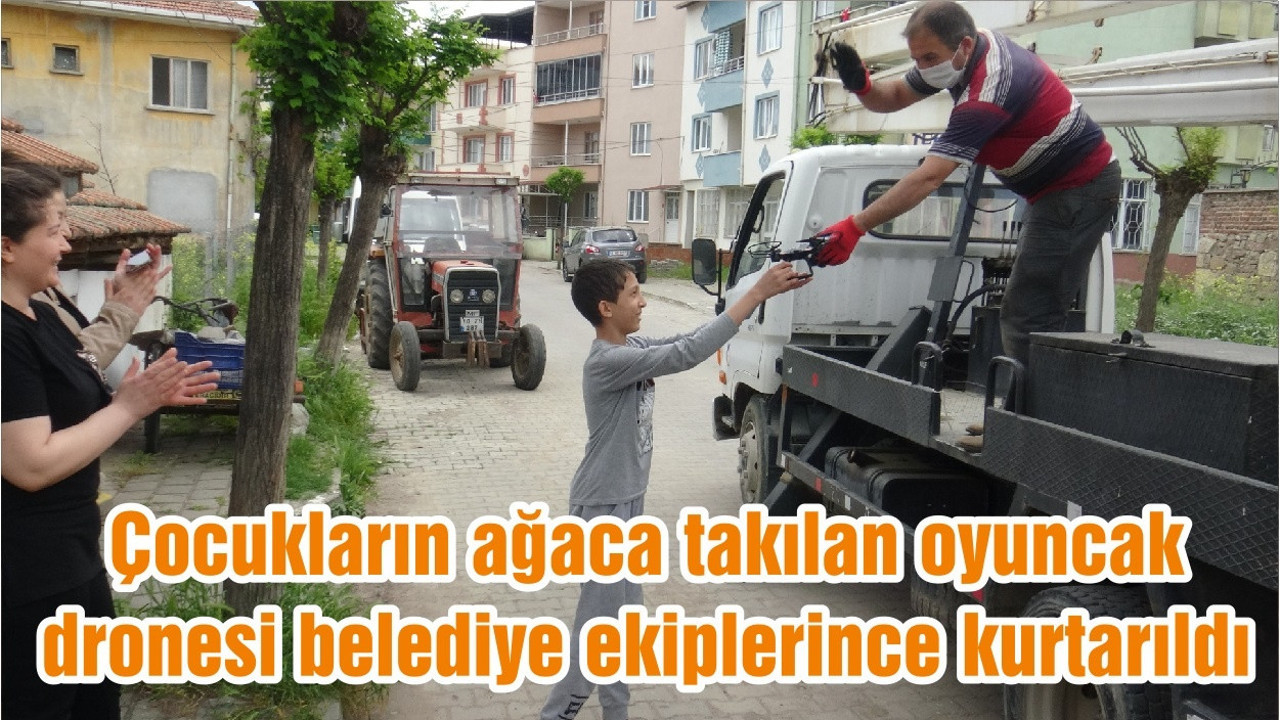 Çocukların ağaca takılan oyuncak dronesi belediye ekiplerince kurtarıldı