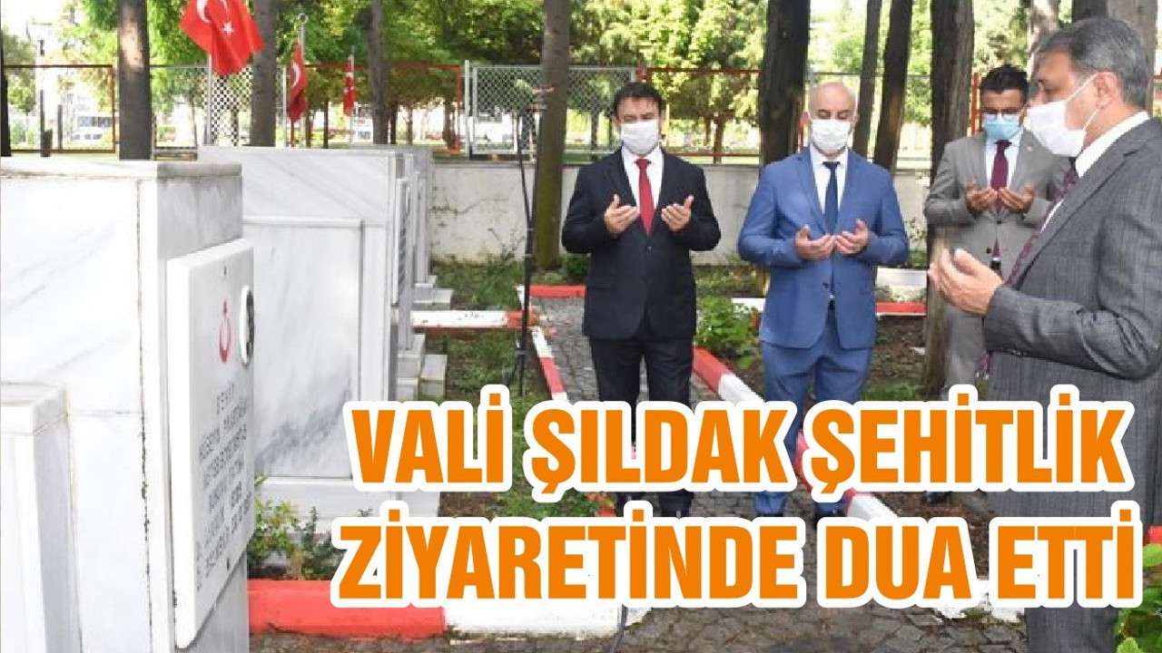 VALİ ŞILDAK ŞEHİTLİK ZİYARETİNDE DUA ETTİ