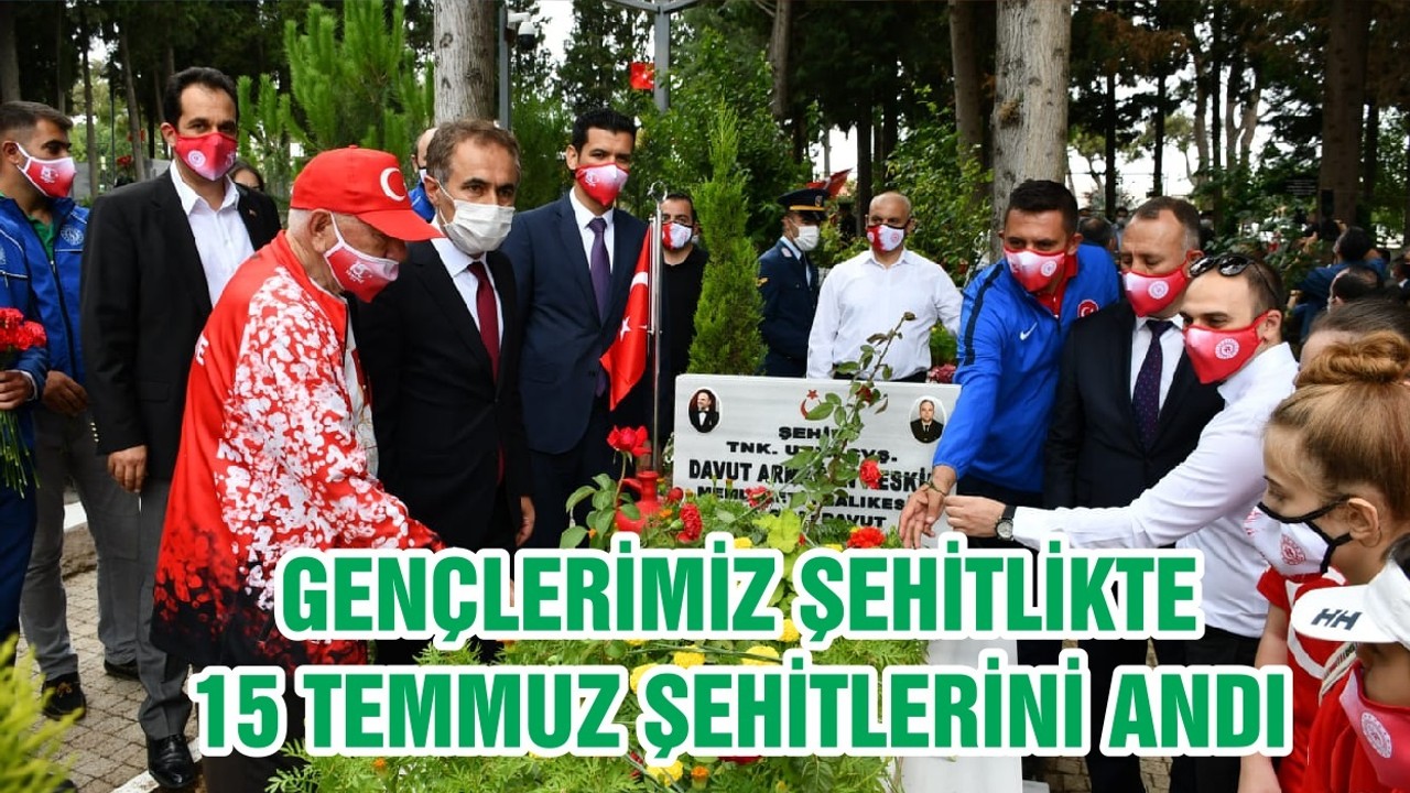 GENÇLERİMİZ ŞEHİTLİKTE 15 TEMMUZ ŞEHİTLERİNİ ANDI