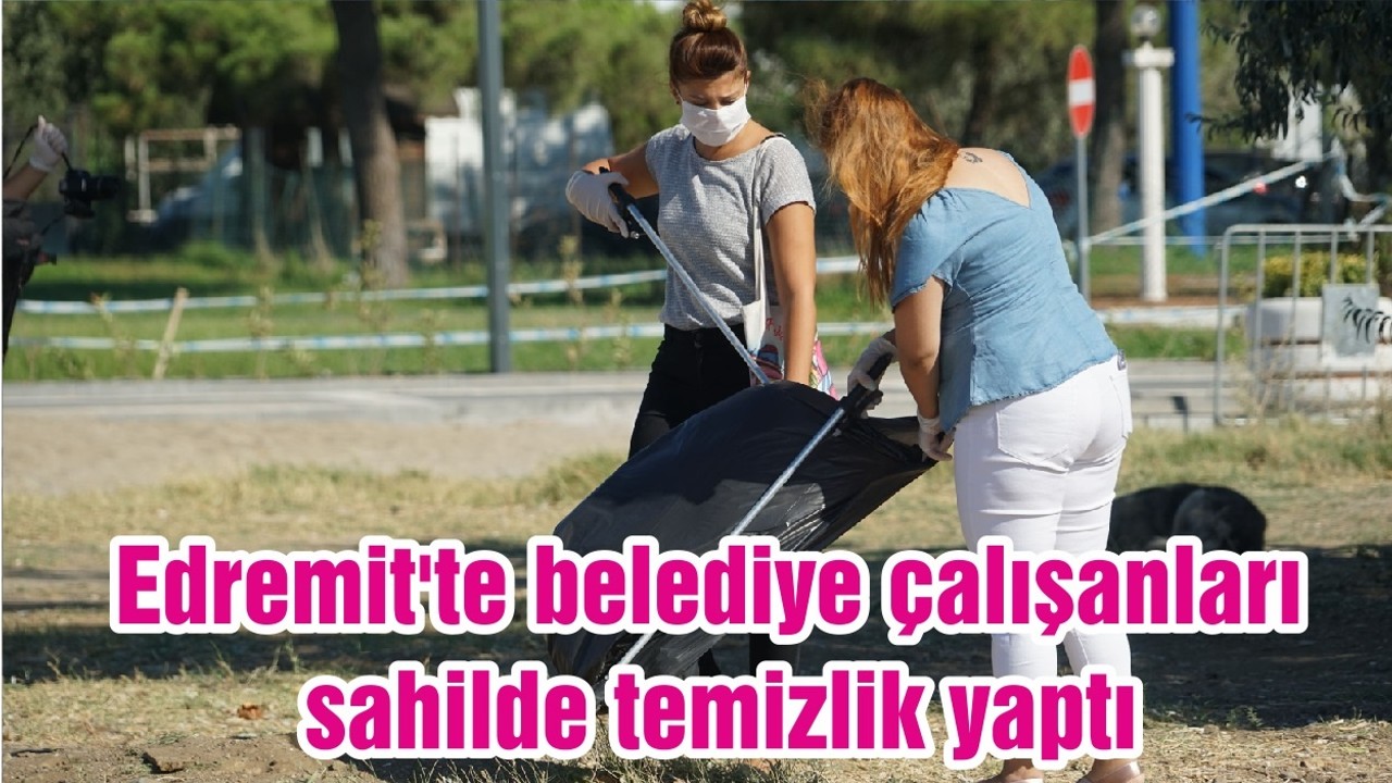 Edremit'te belediye çalışanları sahilde temizlik yaptı