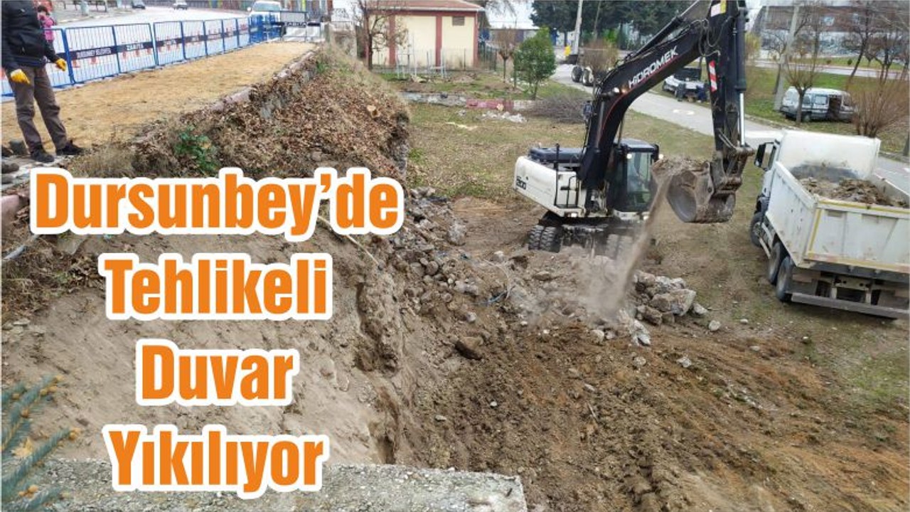 Dursunbey’de Tehlikeli Duvar Yıkılıyor