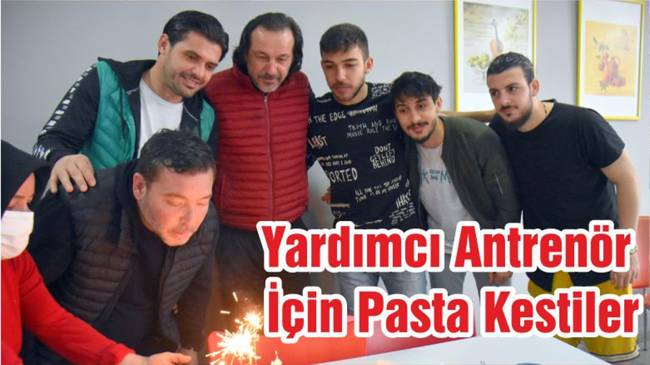Yardımcı Antrenör İçin Pasta Kestiler