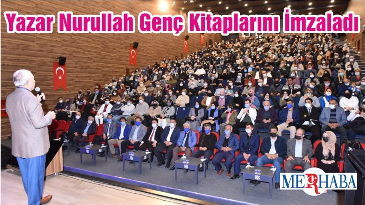 Yazar Nurullah Genç Kitaplarını İmzaladı