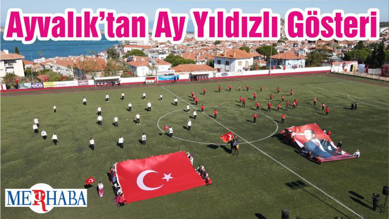 Ayvalık’tan Ay Yıldızlı Gösteri