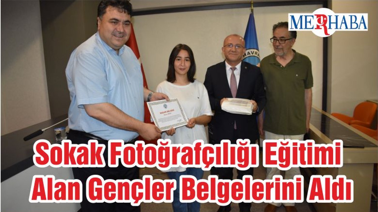 Sokak Fotoğrafçılığı Eğitimi Alan Gençler Belgelerini Aldı