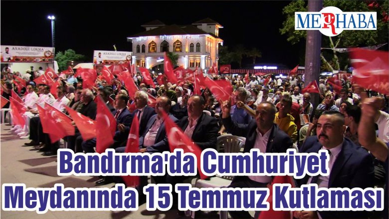 Bandırma'da Cumhuriyet Meydanında 15 Temmuz Kutlaması