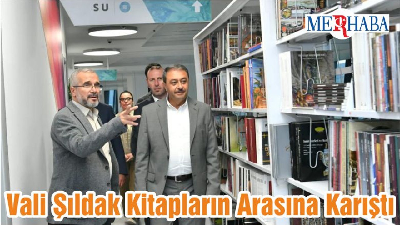 Vali Şıldak Kitapların Arasına Karıştı