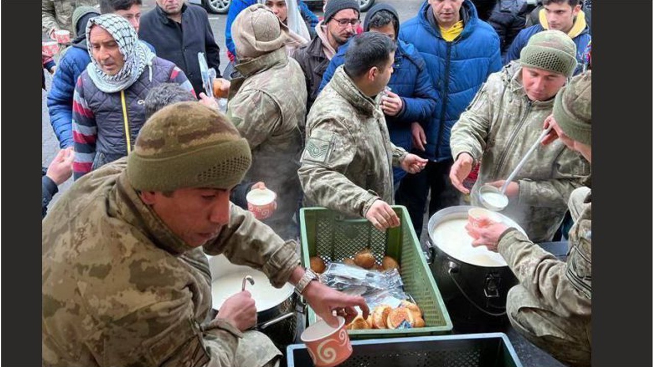 Mehmetçik'ten depremzedelere sıcak yemek desteği