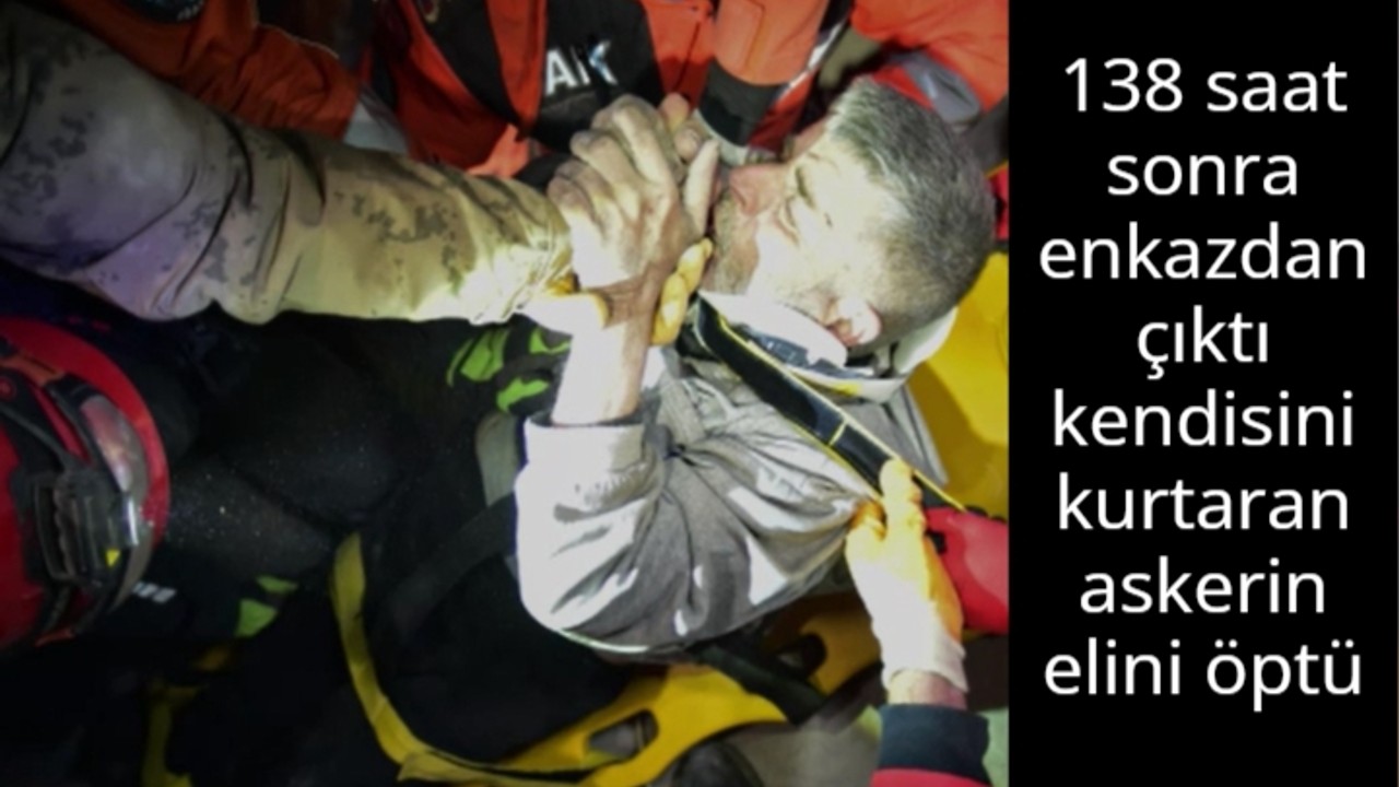 138 saat sonra enkazdan çıktı kendisini kurtaran askerin elini öptü