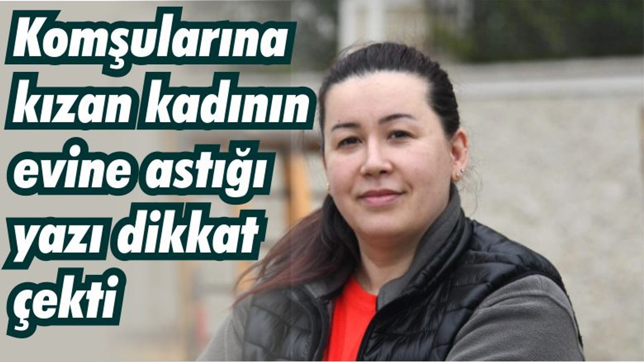 Komşularına kızan kadının evine astığı yazı dikkat çekti