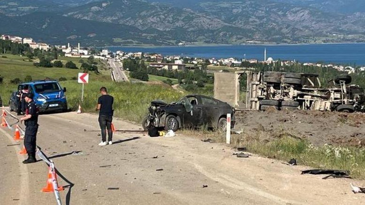 Otomobil ile kamyon çarpıştı, ölü ve yaralılar var