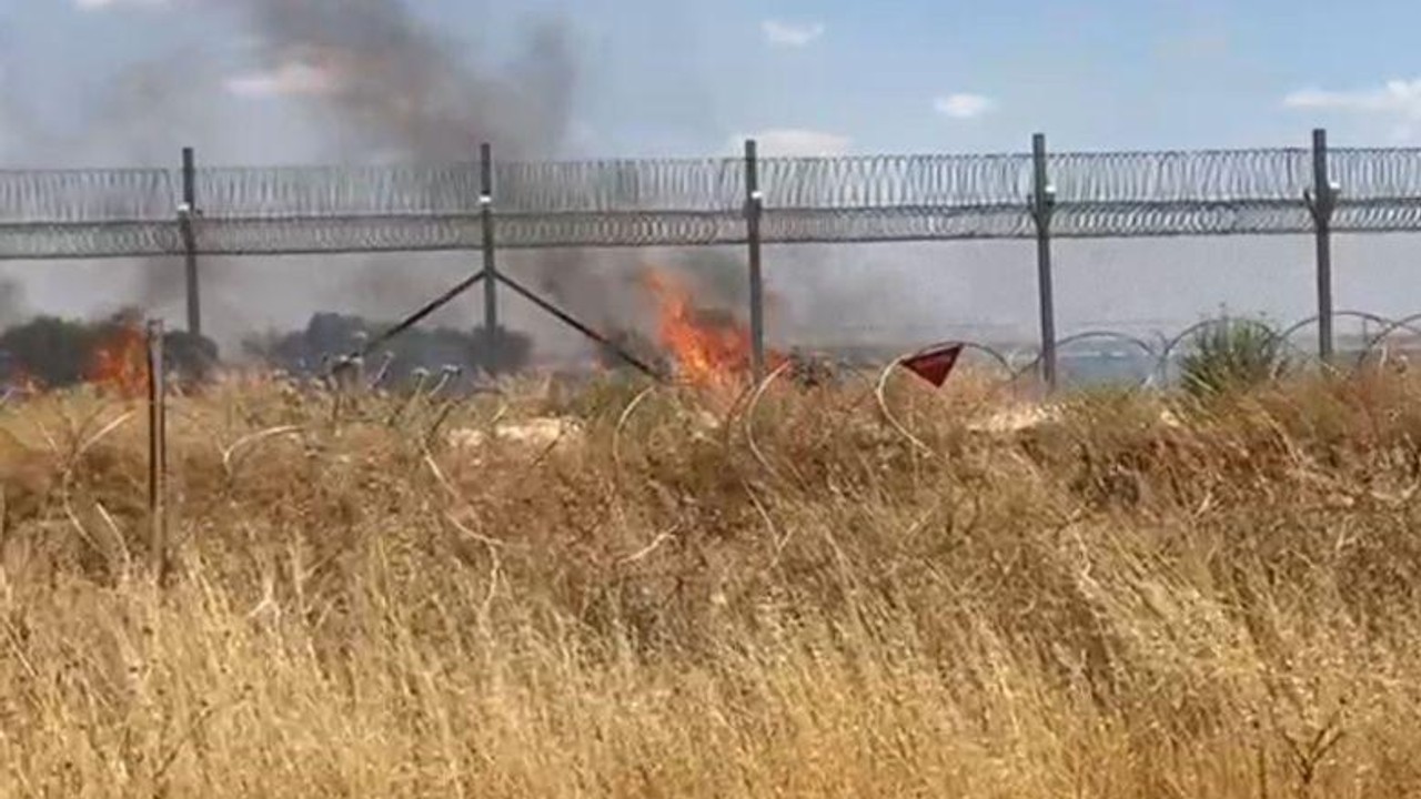 Suriye sınırındaki mayınlı alanda korkutan yangın