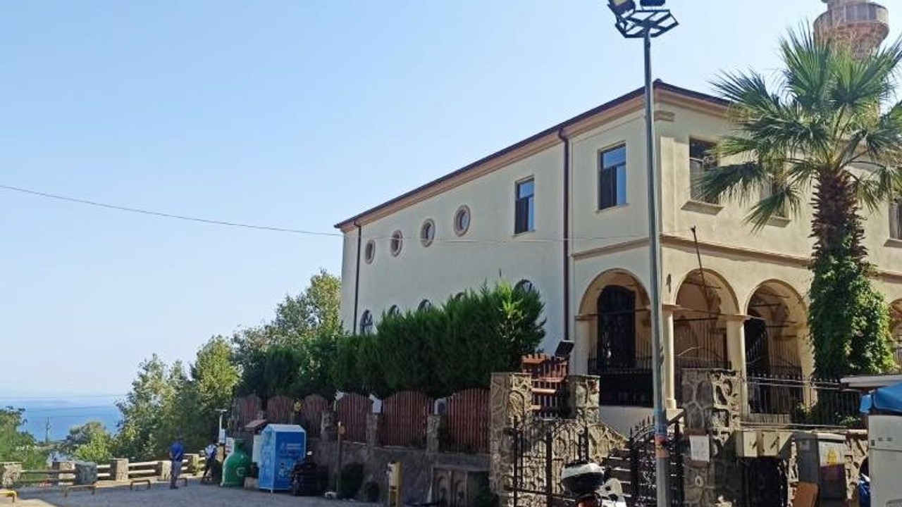 Altınoluk’ta Kundakçı Dede Camii Tatilcilerin Gözde Yeri