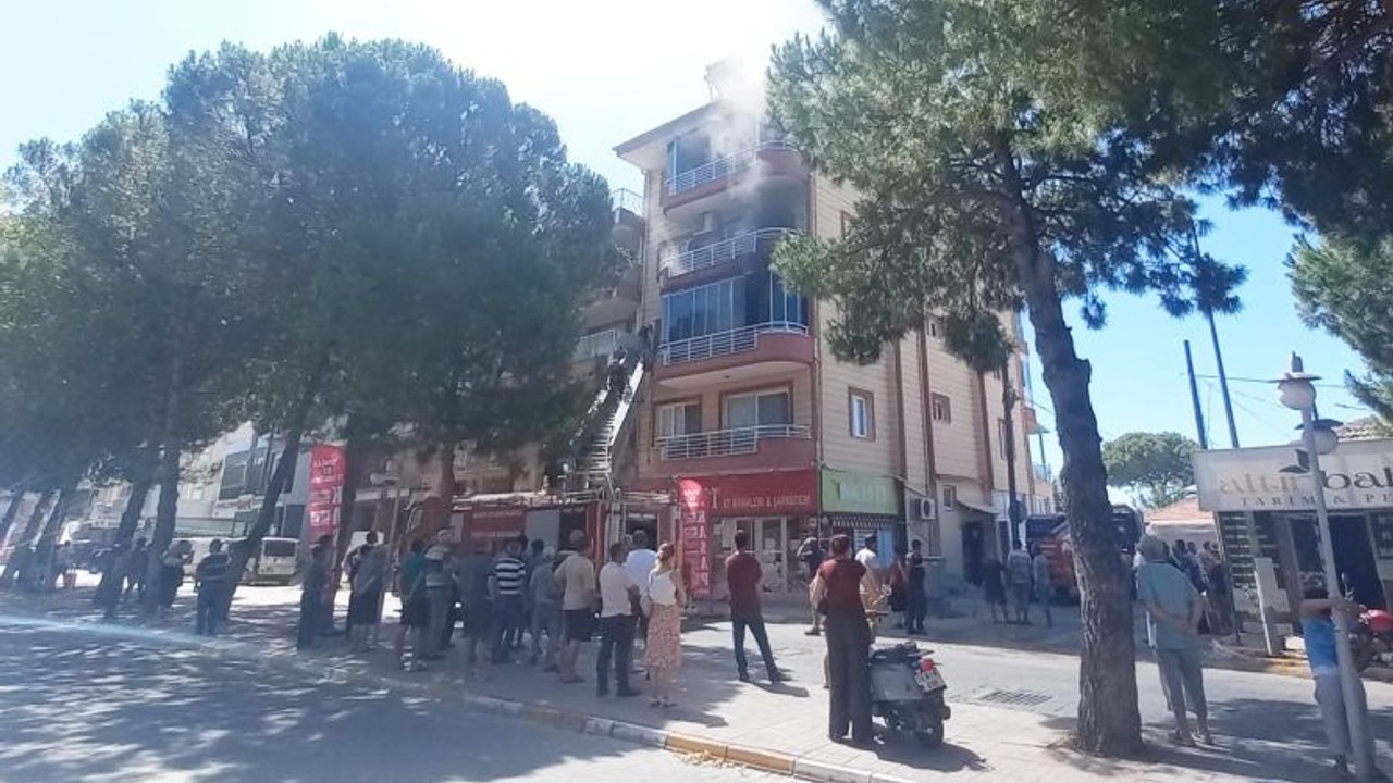 Ayvalık'ta Alevler Evi Kullanılmaz Hale Getirdi