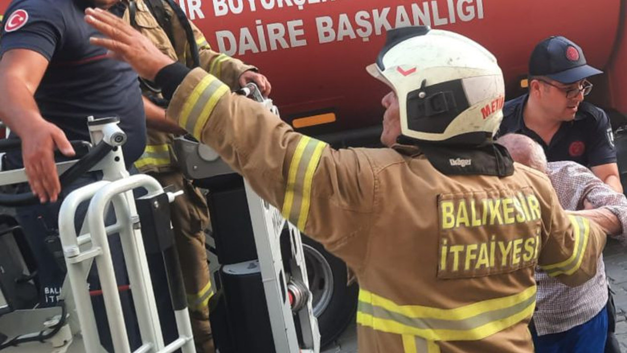 95 Yaşındaki Adam Ev Yangınından İtfaiye Ekipleri Tarafından Kurtarıldı