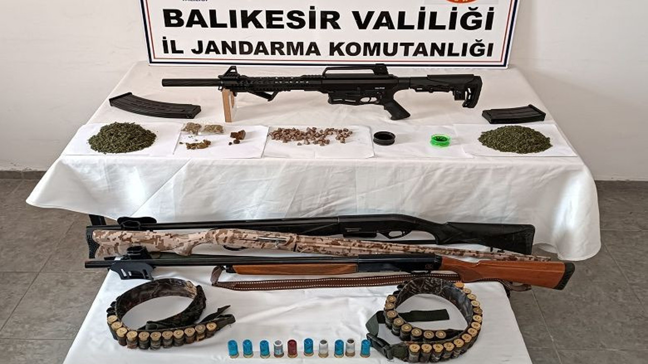 Balıkesir Jandarma Ekipleri Aranan İki Şahsa Operasyon Gerçekleştirdi