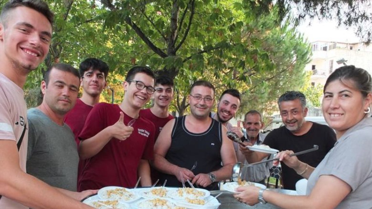 Burhaniye'de Hayır Yemekleri İlgi Çekiyor