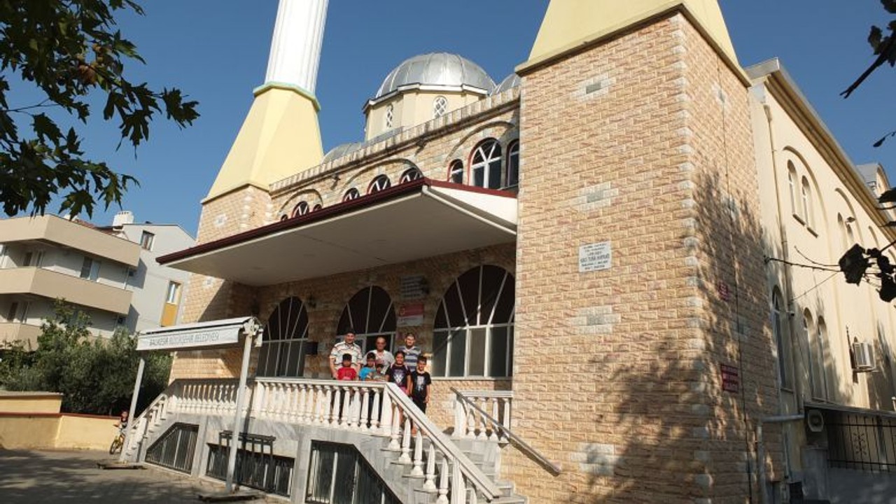 Çifte Minareli Camii Burhaniye'de Ziyaretçilerini Bekliyor