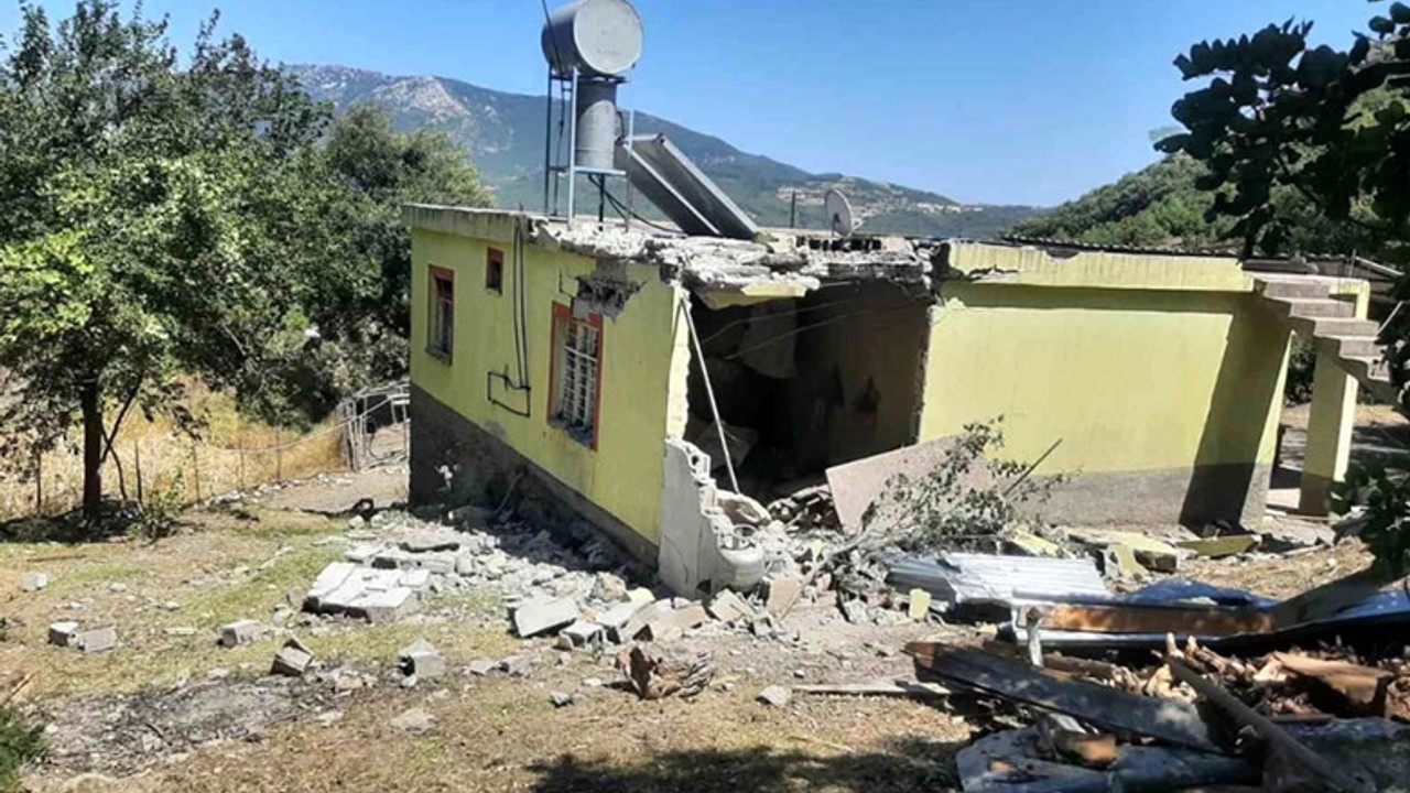 Devasa Kaya Parçası Evin İçine Girdi