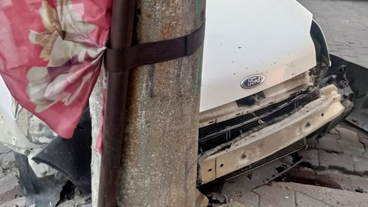 Edremit'te Kaza! Son Durağı Elektrik Direği Oldu