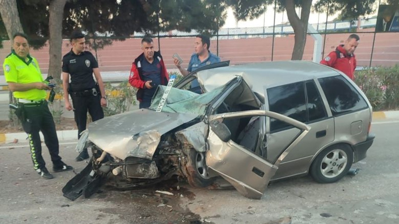 Erdek'te Otomobil Orta Refüje Çarptı