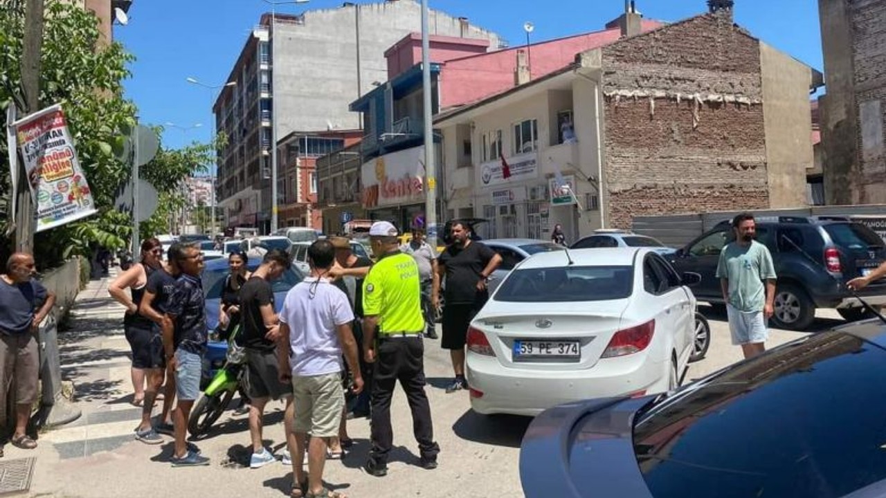 Erdek'te Otomobil Sürücüsü Motosiklete Çarptı