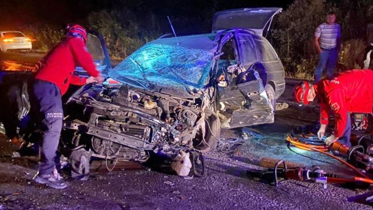 Feci Kaza! Tır ve Otomobil Kafa Kafaya Çarpıştı