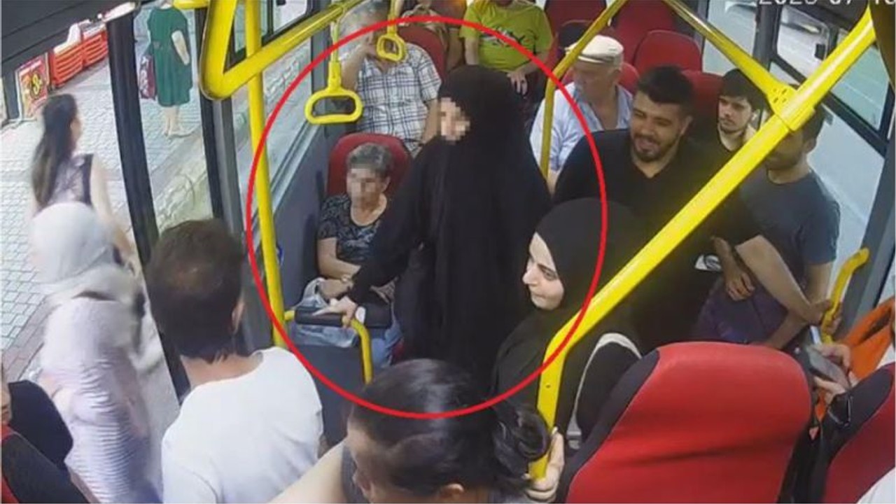 Otobüsteki Tesettürlü Kadına Hakaret Etti
