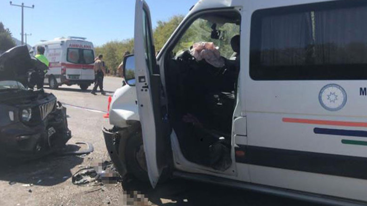 Otomobil Ve Minibüs Çarpıştı: 8 Yaralı