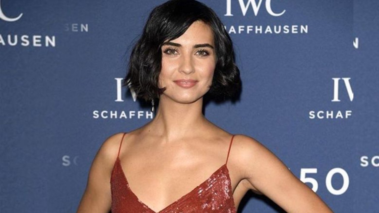 Oyuncu Tuba Büyüküstün Sosyal Medyada Gündem Oldu
