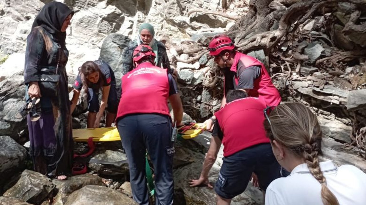 Turist Kadın Edremit'te Kayalıklardan Düştü