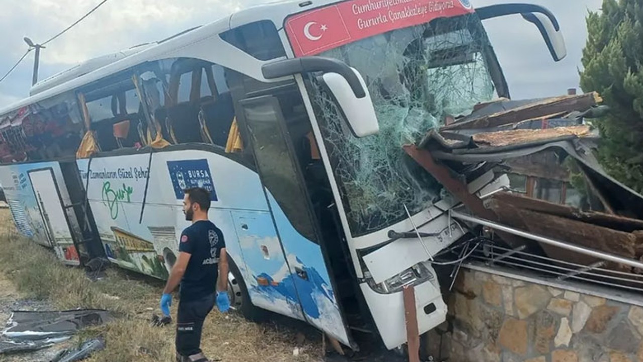 Yolcu Otobüsü Duvara Çarptı