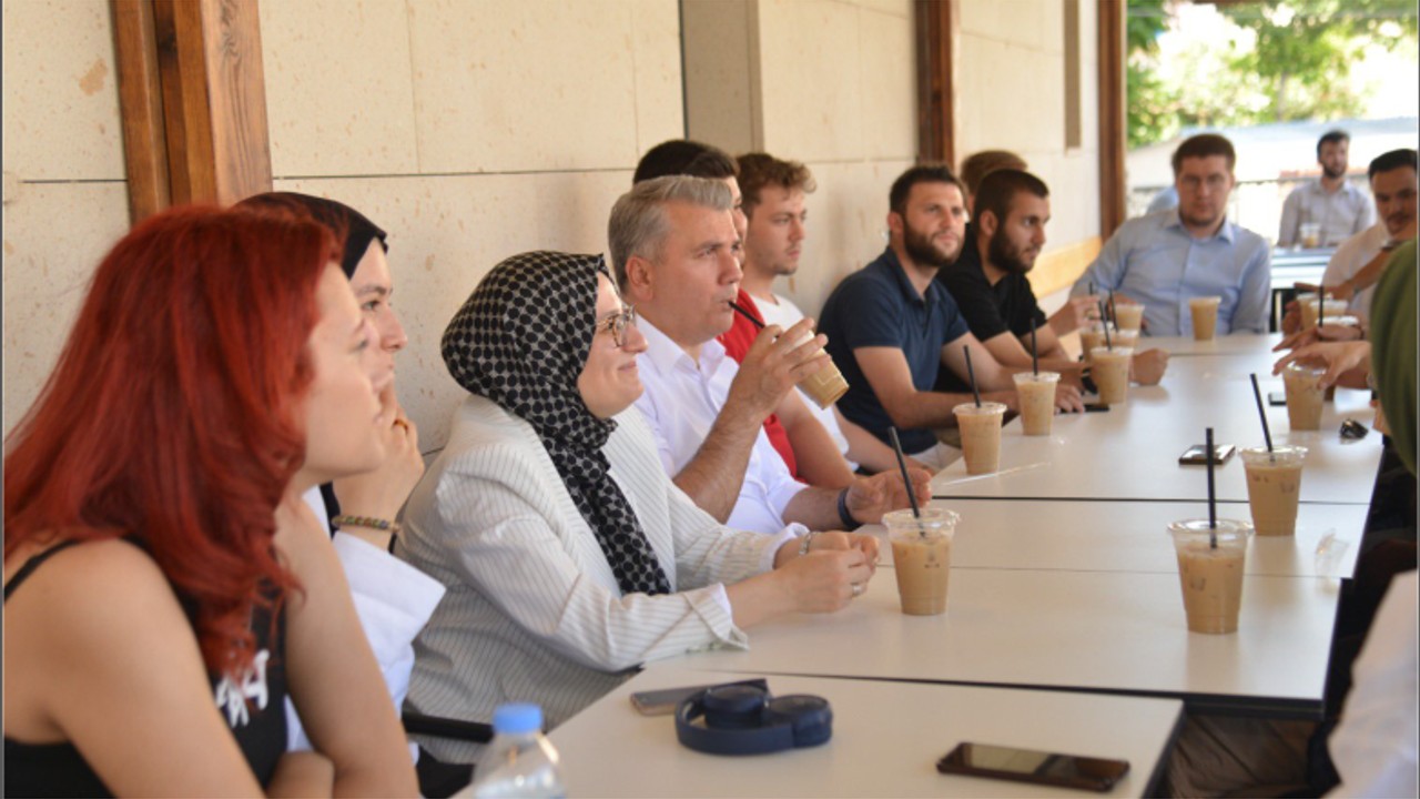 Canbey'den Gençlerle Balbucks’ta muhabbet
