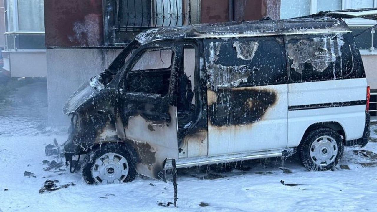 Edremit’te park halindeki minibüs yandı