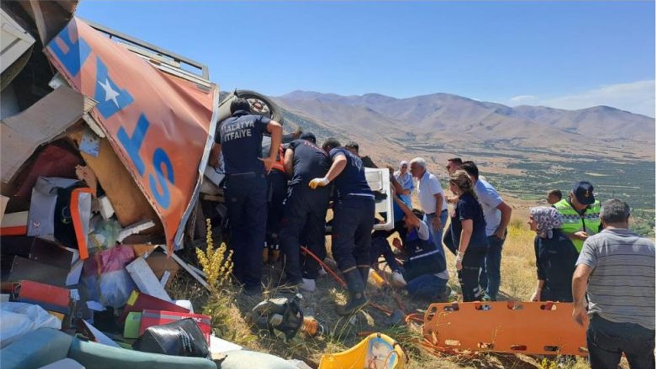 Freni patlayan kamyon yuvarlandı: 2 ölü!