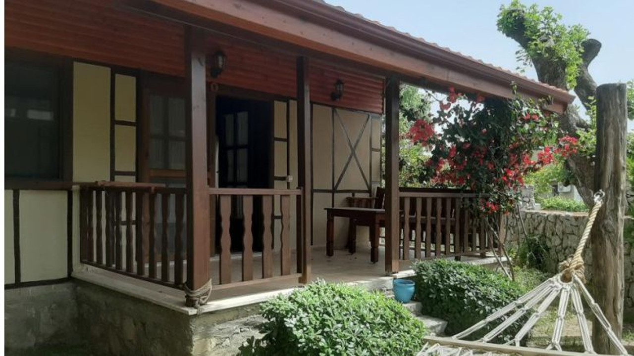 Balıkesir’de avlulu kerpiç ev mahkemeden satılık