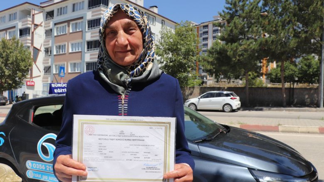 43 Yıllık Eşi İçin 67 Yaşında Ehliyet Sınavına Girdi