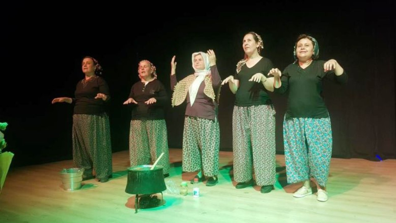 5 Köylü Kadın Tiyatro Gösterileriyle Ayvalık'ta