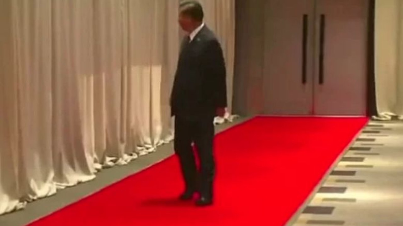 Arkasından Kapıyı Kapatıp Yalnız Bıraktılar