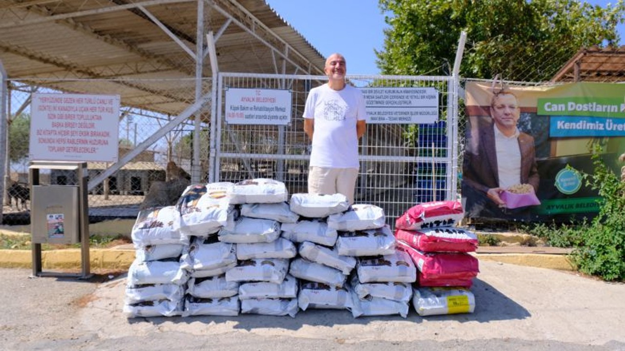Ayvalık'ın Manzaraları Can Dostlara Mama Oldu