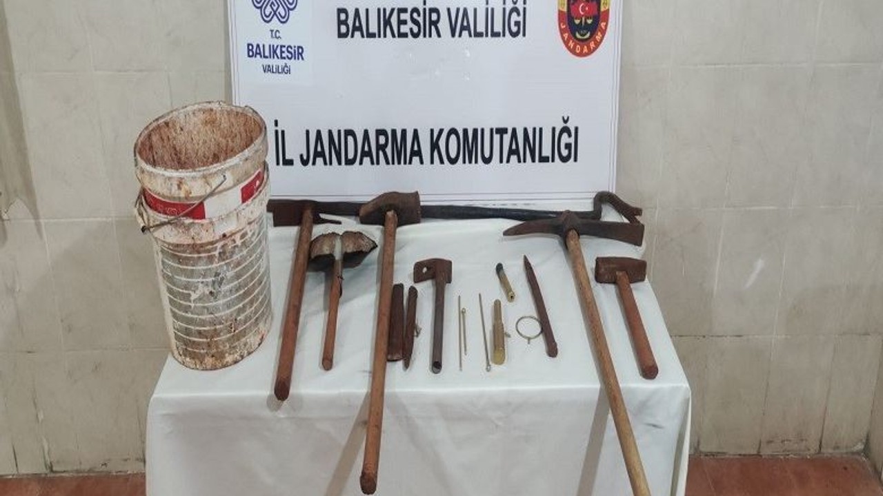 Balıkesir Jandarması Define Avcılarını Suç Üstü Yakaladı