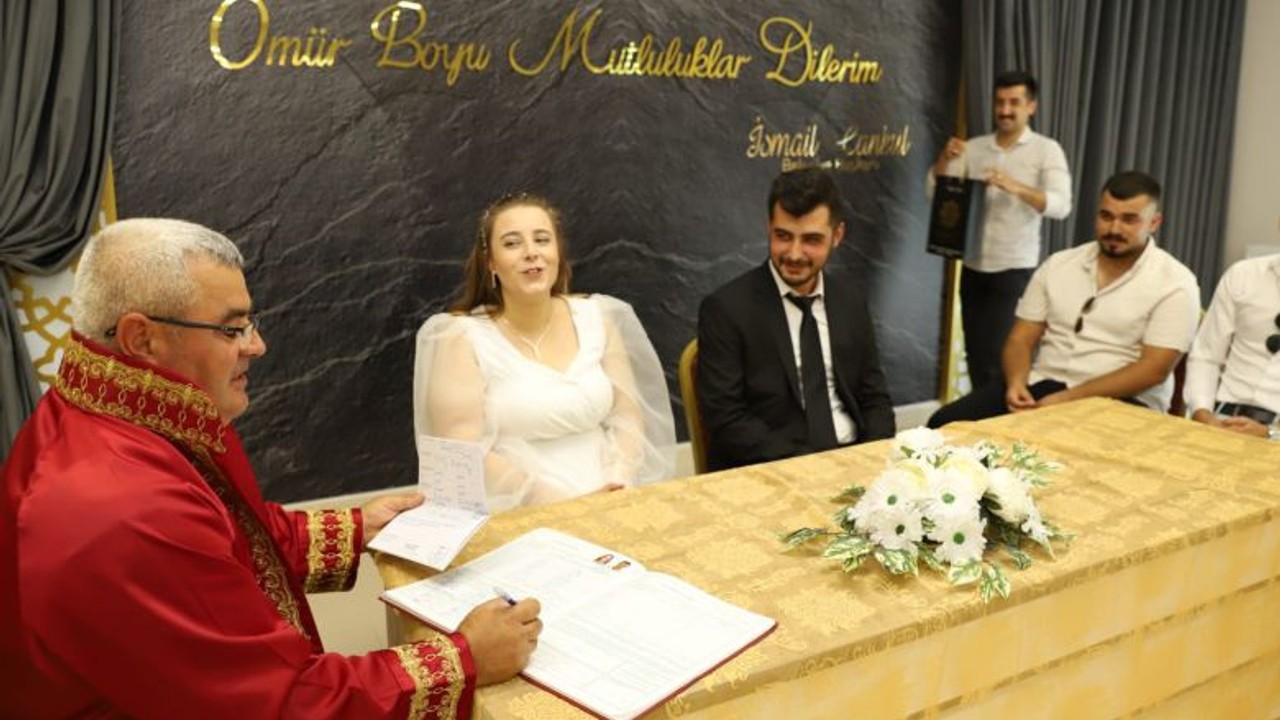 Evlenmek İçin Babasına 'Evet' Dedi
