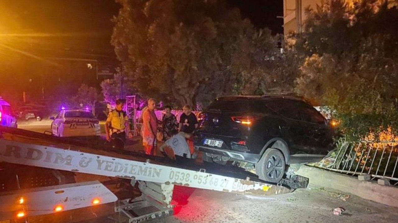 Balıkesir'de Korkunç Kaza ! Araç Sitenin Duvarında Asılı Kaldı